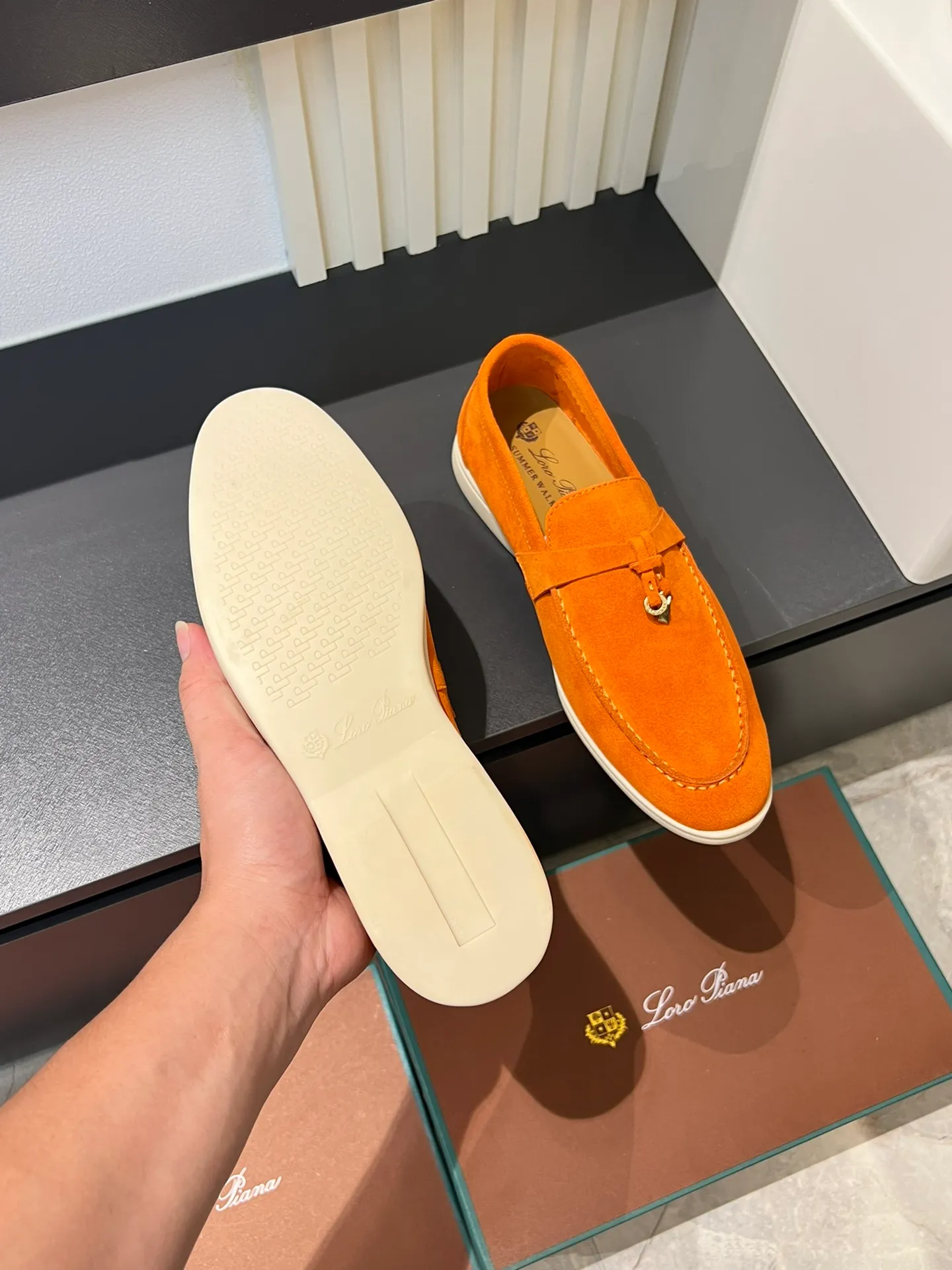 Men's shoes 💰p360 "Loro men's shoes 💰pian'*" Classic L men's shoes for couples 💰p Top version British flat loafers, a must-have item in old money style, the minimalist design is eye-catching and durable, a plus point for dressing The soft foot feel and texture are outstanding. They don’t scratch your feet and are very nice. They are matched with soft and waxy soles. They can be worn daily for a long time without getting tired. They are easy to wear, versatile and classic items, with perfect foot feel and texture! Imported cashmere fabric, the lining is made of imported A-grade water-dyed cow lining, the top version of the genuine leather midsole is sewn with pure handmade mark thread! Size: Female 35-40 (34. Customized) Male 38-44 (45.46. Customized)